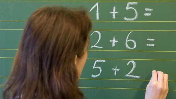 Symbolbild: Eine Professorin macht Mathe für Schüler zum Horrorfach