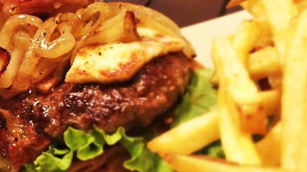Der Burger im neuen Omnom besteht aus 100 Prozent Rindfleisch.
