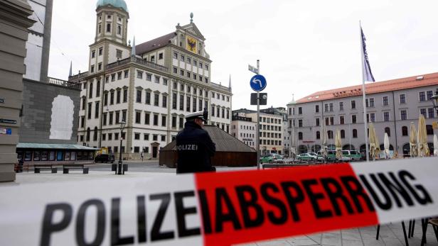 Die Polizei hat das Augsburger Rathaus weiträumig abgesperrt.