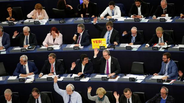 Axel Voss (unter dem &quot;Yes!&quot;-Schild), der zuständige Berichterstatter, bei der Abstimmung.