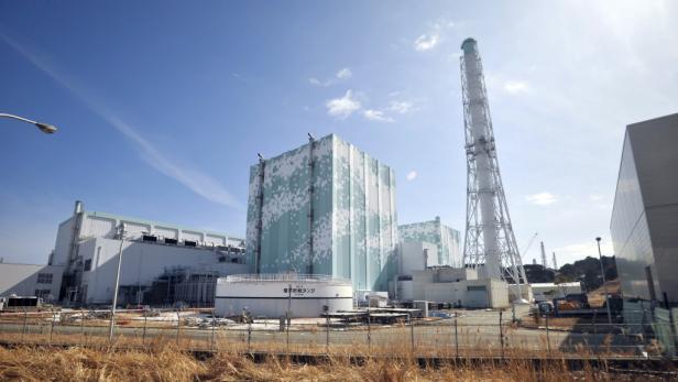Das Kernkraftwerk Fukushima Daiichi unter blauem Himmel.