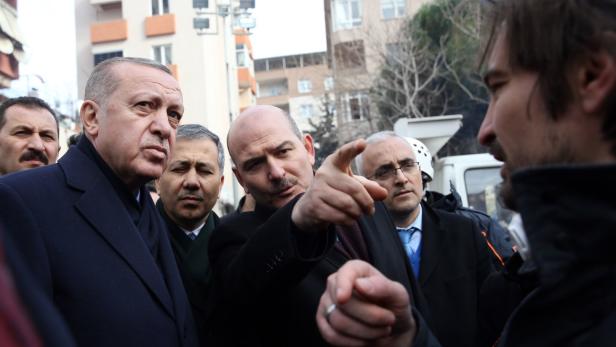 Der türkische Präsident Recep Tayyip Erdoğan (links) und der türkische Innenminister Süleyman Soylu (mitte).