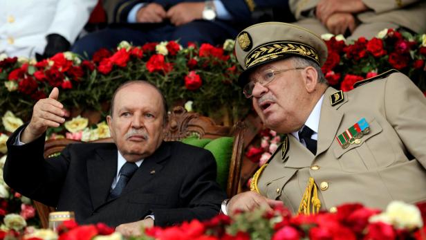Präsident Bouteflika 2012 mit Generalstabschef Salah, der ihn angesichts der Massenproteste jetzt loswerden will