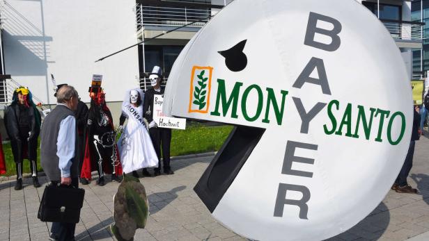 FILES-GERMANY-US-CHEMICALS-AGRONOMY-BAYER-MONSANTO