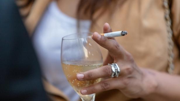 Rauchen schadet der Gesundheit, übermäßiger Alkoholkonsum auch.