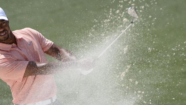 Tiger Woods schlägt einen Golfball aus einem Sandbunker.