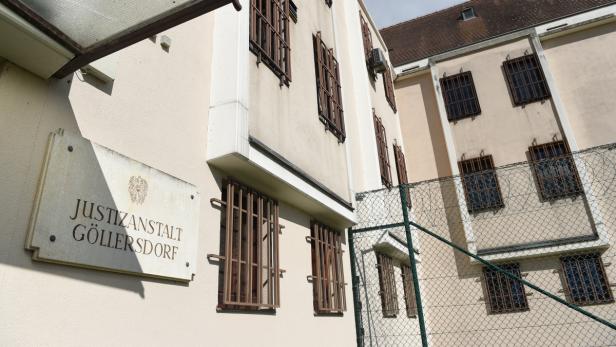 Die Justizanstalt Göllersdorf mit vergitterten Fenstern hinter einem Zaun.