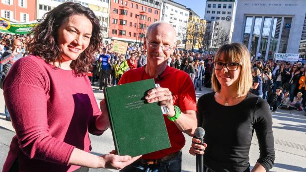 Tirols Umweltlandesrätin Ingrid Felipe (Grüne) übernahm die Petition von Gerd und Tina Estermann