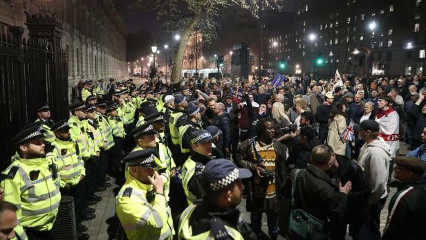 Brexit-Befürworter und Polizisten am Freitabend im Zentrum von London.