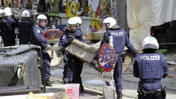 Polizisten vor dem Haus Mühlfeldgasse 12 in Wien-Leopoldstadt, im Rahmen der Räumung.
