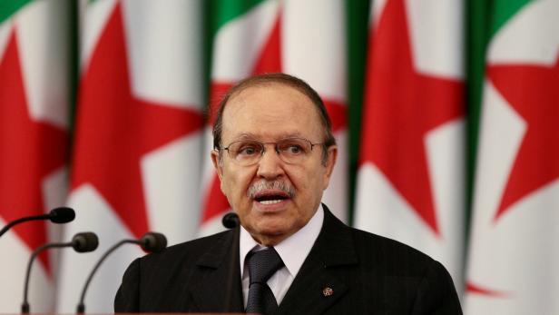 FILE PHOTO:  Algerian President Bouteflika delivering a speech during swearing-in ceremony after his re-election in Algiers
