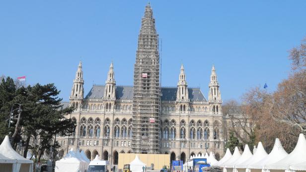 Österreichs größte Kunstinstallation auf dem Wiener Rathausturm