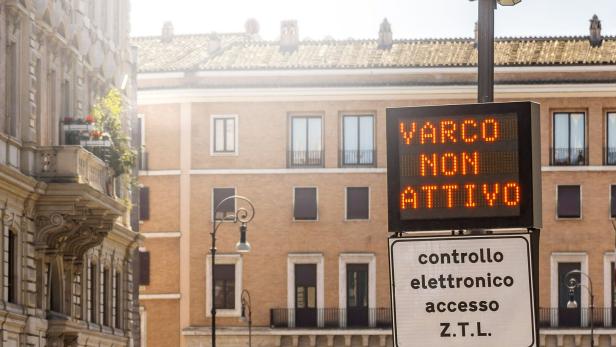 Elektronische Anzeigetafel mit der Aufschrift „VARCO NON ATTIVO“ und einem Schild für die Zufahrtskontrolle in einer Stadtstraße.