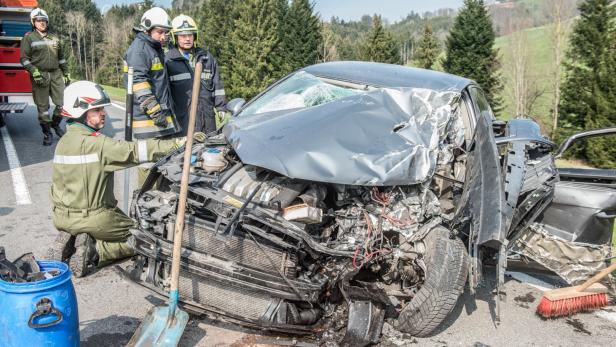 Waidhofen/Ybbs: Auto krachte mit voller Wucht in Lastwagen