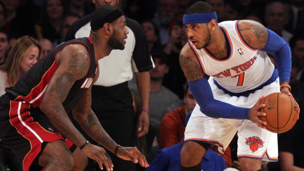 LeBron James beobachtet Carmelo Anthony während eines Basketballspiels.