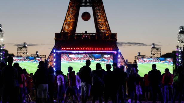 Fußballfans beim Public Viewing vor dem Eiffelturm im Paris.