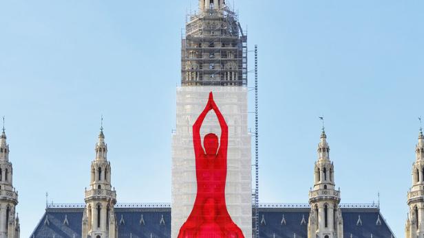 Rotes Duo verhüllt den Wiener Rathausturm