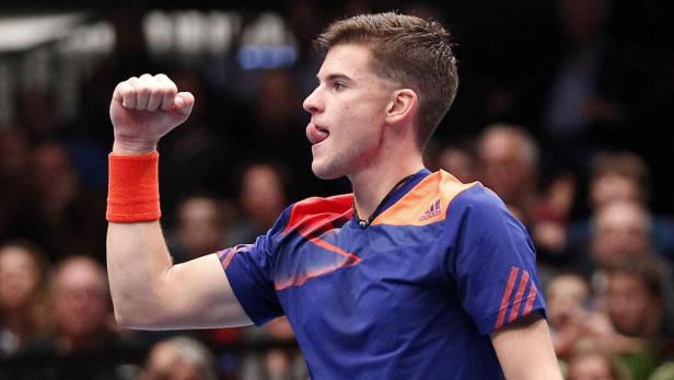 Dominic Thiem jubelt mit geballter Faust und herausgestreckter Zunge.