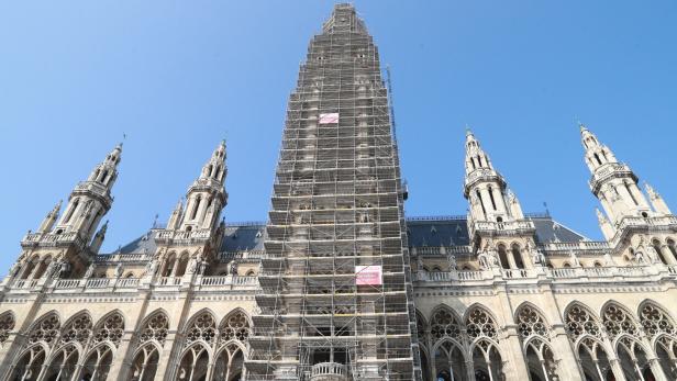 Am Wochenende zogen Arbeiter am Wiener Rathaus ein Gerüst hoch.