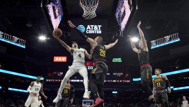 NBA: Atlanta Hawks at San Antonio Spurs