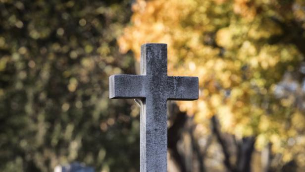 Friedhofsmitarbeiter stahl toter Frau die Ringe vom Finger