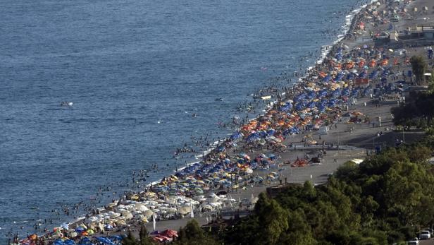 People swim in the Mediterranean sea along the beach of Konyaalti in Antalya July 7, 2007. REUTERS/Fatih Saribas (TURKEY)