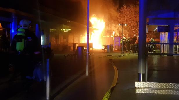 Flammen in Einkaufszentrum in Simmering