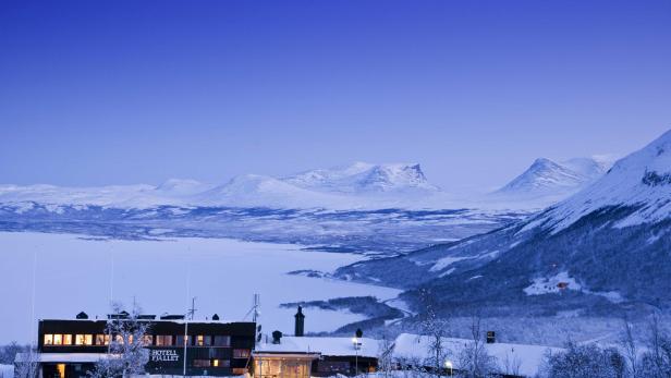 Schnee bis zum Giebel: Ort in Schweden taucht ganz in Weiß