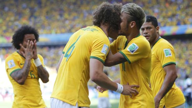 Die brasilianischen Fußballspieler David Luiz und Neymar umarmen sich während eines Spiels.