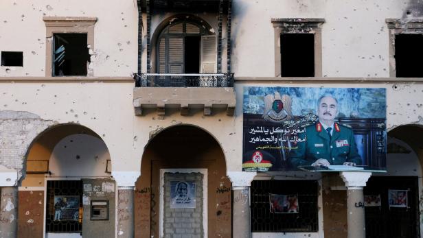 Ein Poster Haftars in Bengazi. Der General will die Regierung in Triplois entfernen.