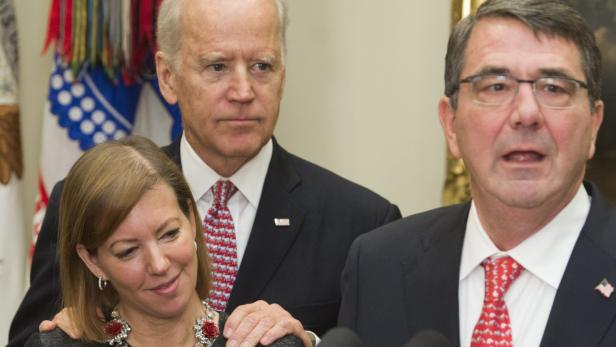 Joe Biden umarmt Stephanie Carter bei der Angelobung ihres Mannes