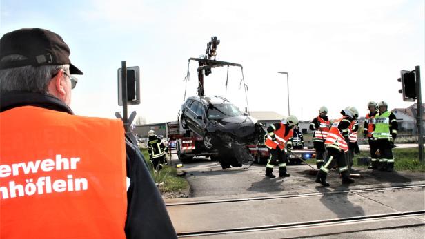 Pkw gegen Zug: Autolenker und Ehefrau unverletzt