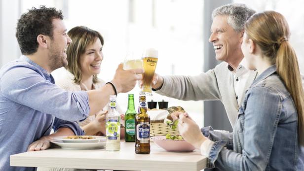 Bei geselligen Anlässen untertags ist das Anstoßen mit alkoholfreiem Bier bereits salonfähig.