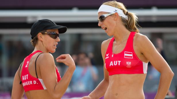 Zwei Beachvolleyballspielerinnen des österreichischen Teams unterhalten sich.