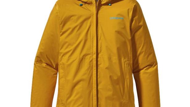 Eine goldgelbe Regenjacke der Marke Patagonia mit Kapuze.