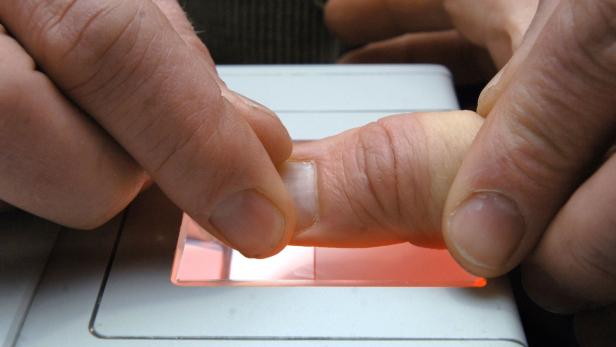 Der elektronische Fingerabdruck wird Bestandteil aller Personalausweise. (Symbolbild)