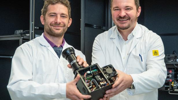 Christoph Gamauf, Leiter Forschung und Entwicklung, und Geschäftsführer Michael Steiner mit einer Light Engine.