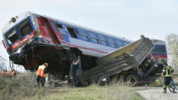 Lkw von Zug erfasst: Schaden auf zwei Millionen Euro geschätzt