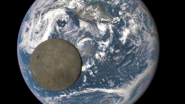 Die Erde und der Mond sind im Weltraum zu sehen.