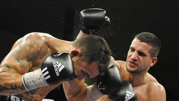 Ein Boxer schlägt seinen Gegner während eines Kampfes.