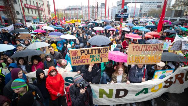 Klima-Demo: Schüler und NGOs für engagiertere Politik auf der Straße