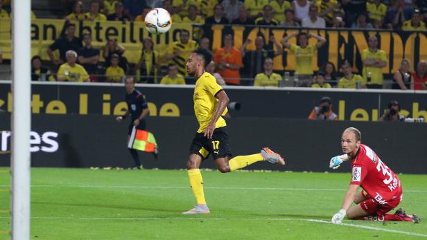 Da konnte WAC-Tormann Alexander Kofler nur hinterher schauen: Der Dortmunder Pierre-Emerick Aubameyang trifft zum 2:0.