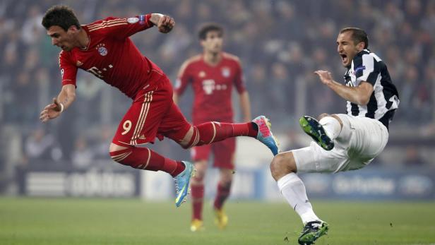 Bayern Munich&#039;s Mario Mandzukic (L) and Giorgio Chiellini of Juventus fight during their Champions League quarter-final second leg soccer match at the Juventus stadium in Turin April 10, 2013. REUTERS/Tony Gentile (ITALY - Tags: SPORT SOCCER)