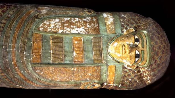 Auf der Suche nach der Mumie - dieser 3500 Jahre alte Holzsarg wurde 2014 entdeckt. Nun wird ein ähnlicher Sarg geöffnet.