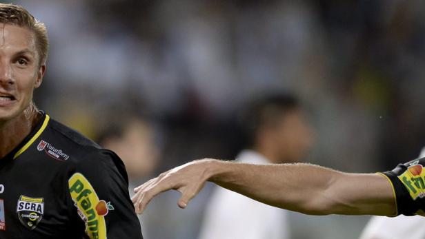 Zwei Fußballspieler in schwarz-gelben Trikots während eines Spiels.