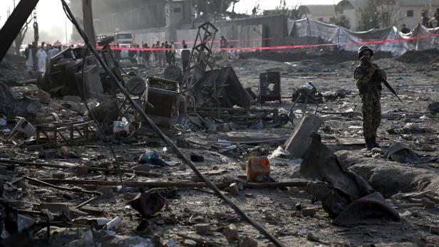 Ein Soldat steht inmitten der Trümmer nach einer Explosion.