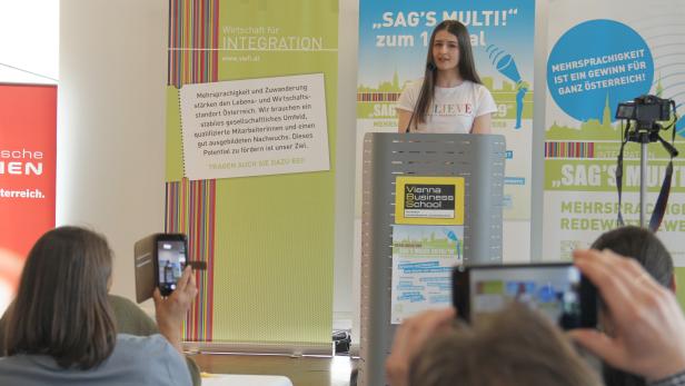Anastasija Jovičić wird bei ihrer Rede gleich merhfach von Handys und Kameras aufgenommen