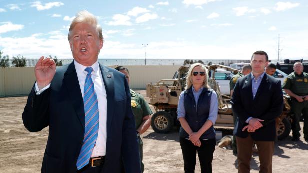 Nielsen im Hintergrund bei einem Ortsbesuch an der mexikanischen Grenze mit Donald Trump.