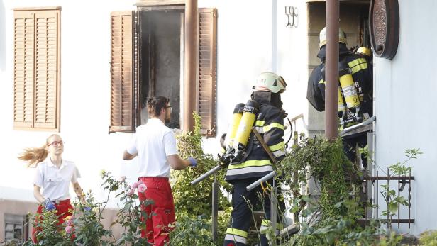 Die Feuerwehr kam selbst mit Atemschutz kaum weiter: Das Haus brannte innen aus, das Dach stürzte ein. Drei Menschen kamen ums Leben.