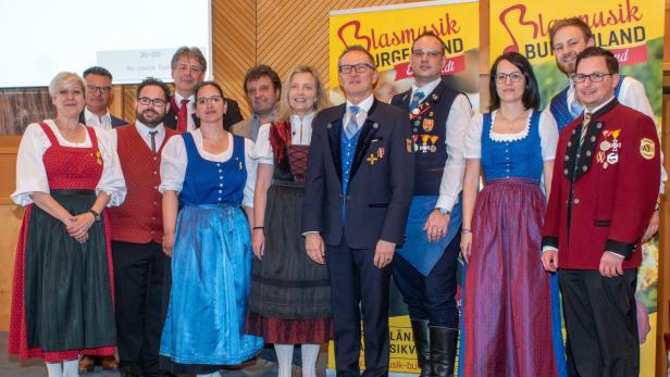 Der neue Vorstand des burgenländischen Blasmusikverbandes mit Peter Reichstädter (Mitte) an der Spitze.
